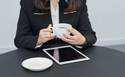 領(lǐng)取營業(yè)執(zhí)照后，需帶上營業(yè)執(zhí)照原件和法人代表身份證原件到特定單位印刻辦理備案。